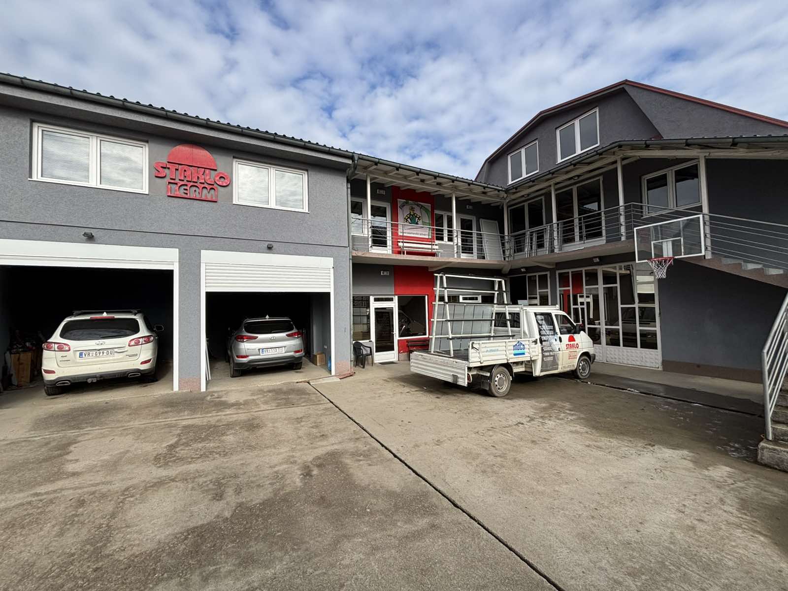 Moderna poslovna zgrada naše firme sa savremenim dizajnom, simbolizujući inovaciju, timski duh i profesionalizam kao i izrada stolarije u Vranju